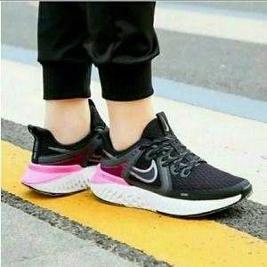 Nike legend react black/pink